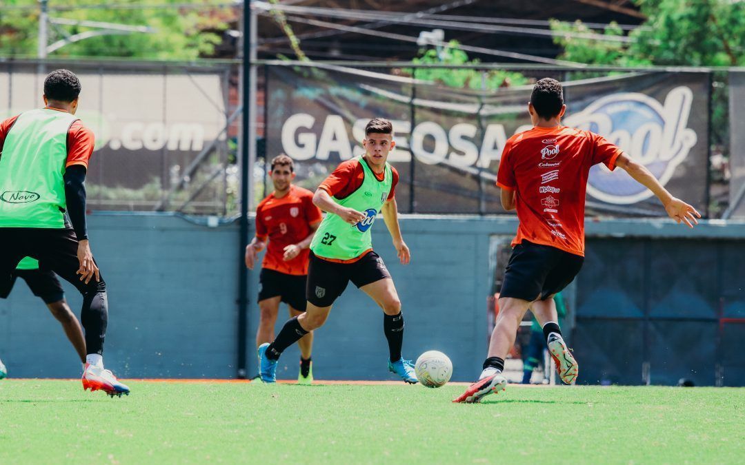 EL PRIMER EQUIPO PREPARA EL JUEGO ANTE PEREIRA
