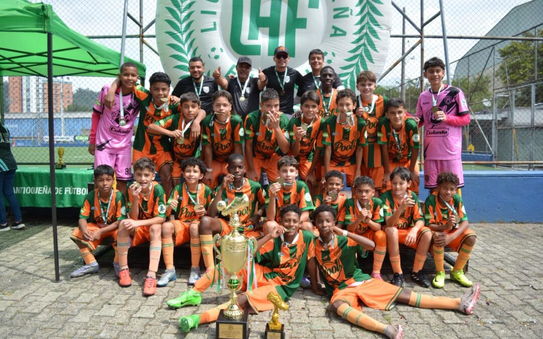 ENVIGADO FÚTBOL CLUB, TRICAMPEÓN SUB-12 DE LA LIGA ANTIOQUEÑA: LA CANTERA DE HÉROES VUELVE A BRILLAR