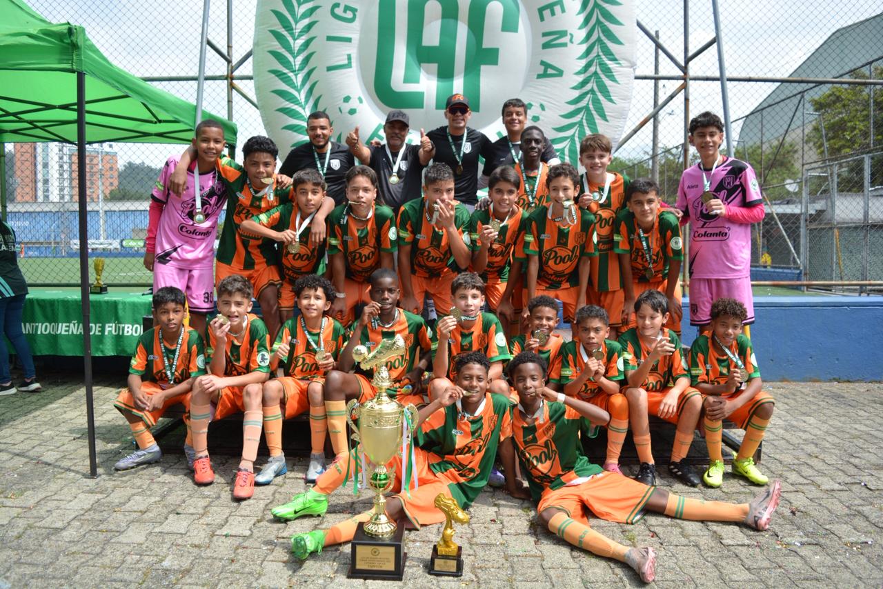 ENVIGADO FÚTBOL CLUB, TRICAMPEÓN SUB-12 DE LA LIGA ANTIOQUEÑA: LA CANTERA DE HÉROES VUELVE A BRILLAR